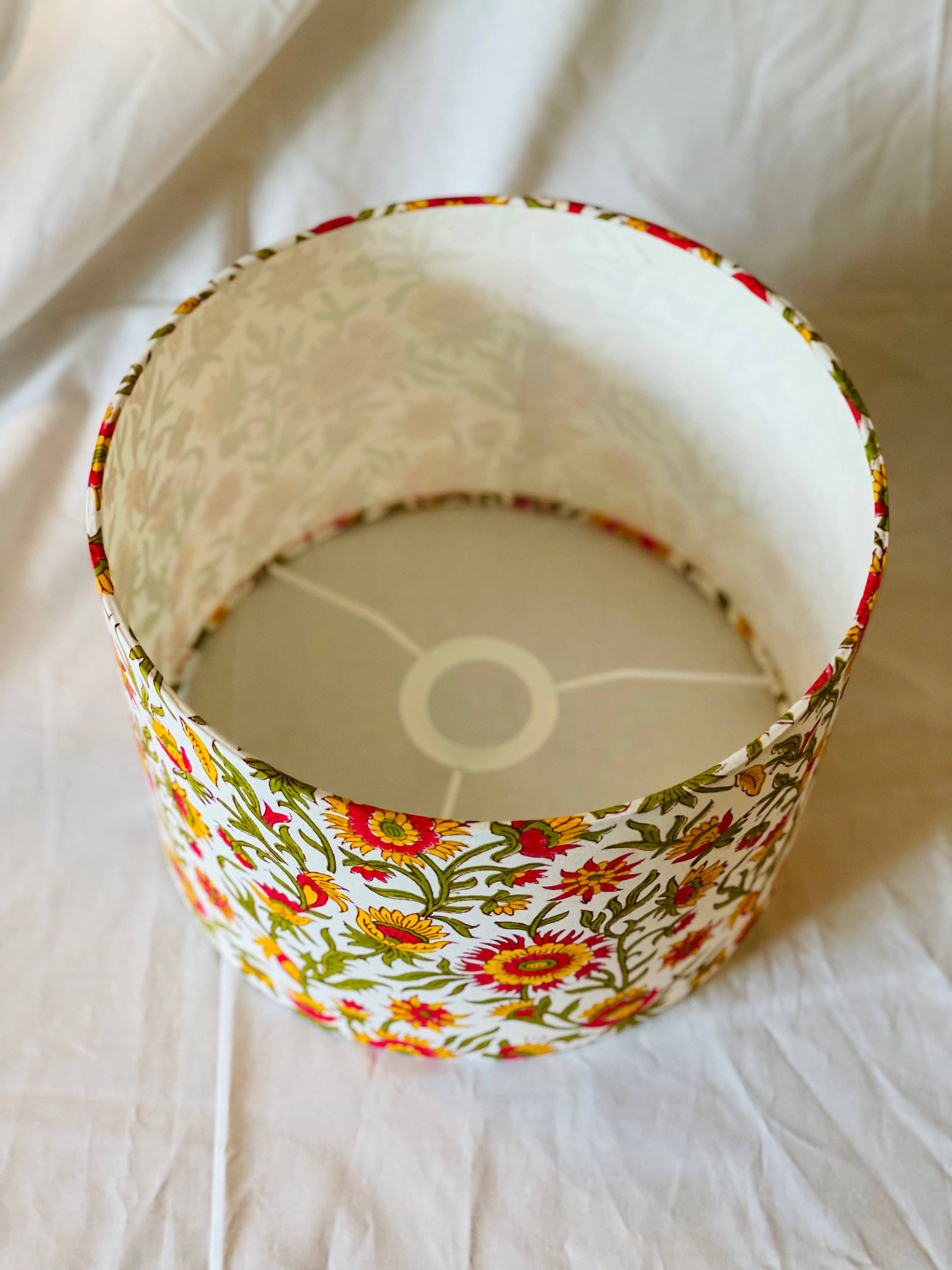 Olive and Limpet - Wholesale Lampenkap - Lampenkap met trommel van 10 inch. Indian Block-print uit Jaipur. Snoepappelrood, chroomgeel en fel olijfgroen bloemenmotief.1