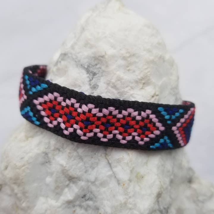 Bracelet d'amitié en tissage coloré Boho pour la vente par The Pretty Jewellery
