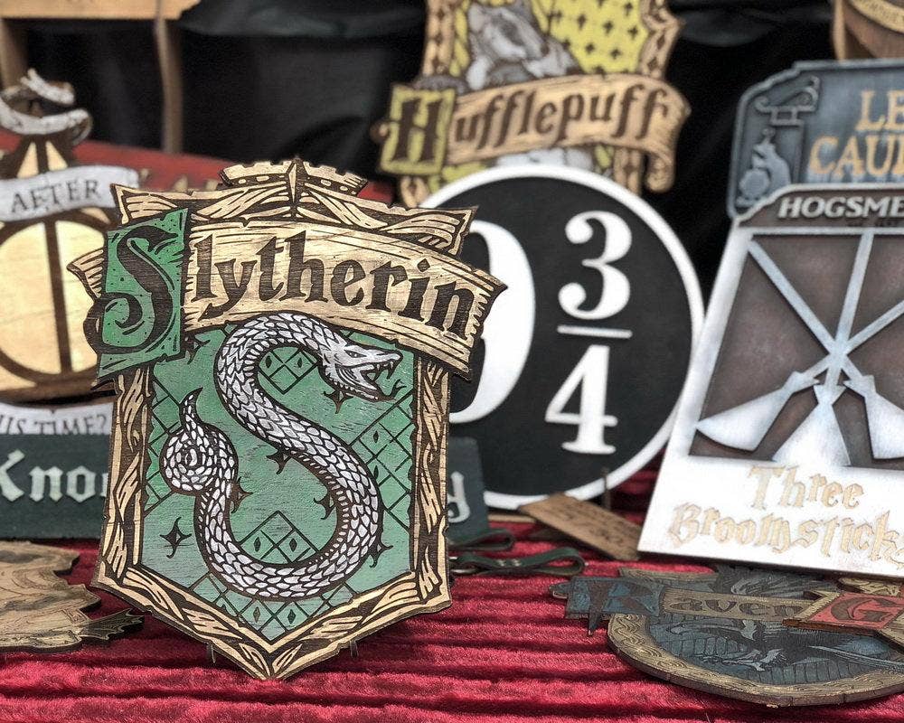 Outcast Props – wholesale Sign – Slytherin Wood Sign.4