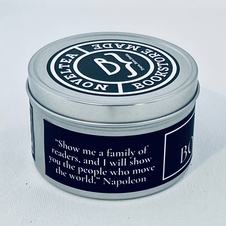 NovelTea Bookstore & Gifts – Engroshandel Rejsestearinlys – Gammel boghandel - Læder & kaffe duftende sort etiketlys1