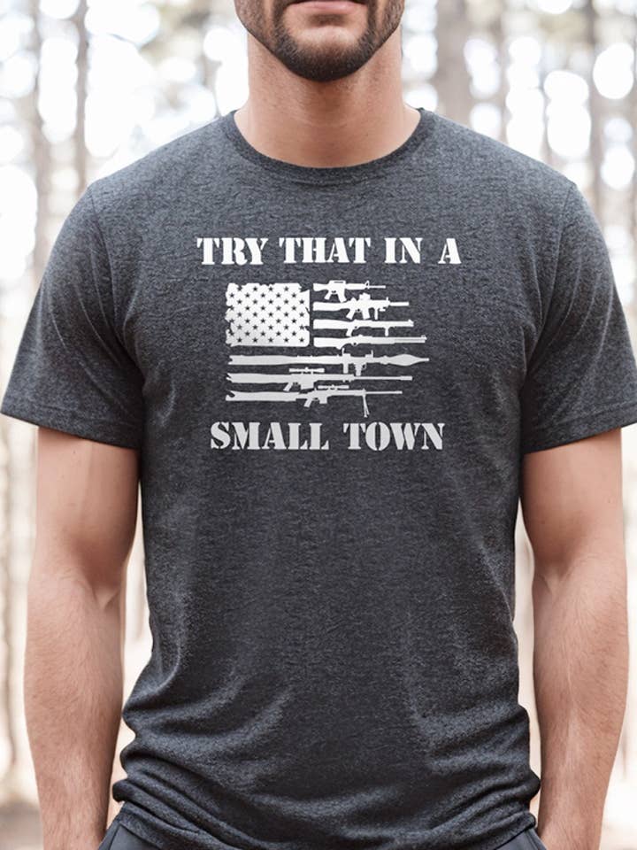 T-shirt gris Try That In A Small Town Gildan pour la vente par Plain Apparel Tees