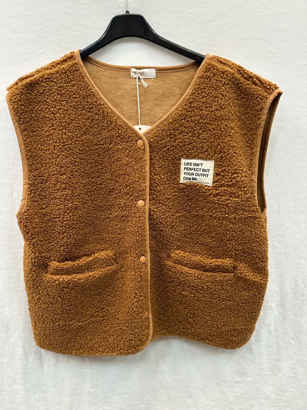 Mimi & Gogo – Großhandel Oberbekleidungsweste – Damen – Moumoute-Weste mit Abzeichen @3418_GiEcussonMoumoute3