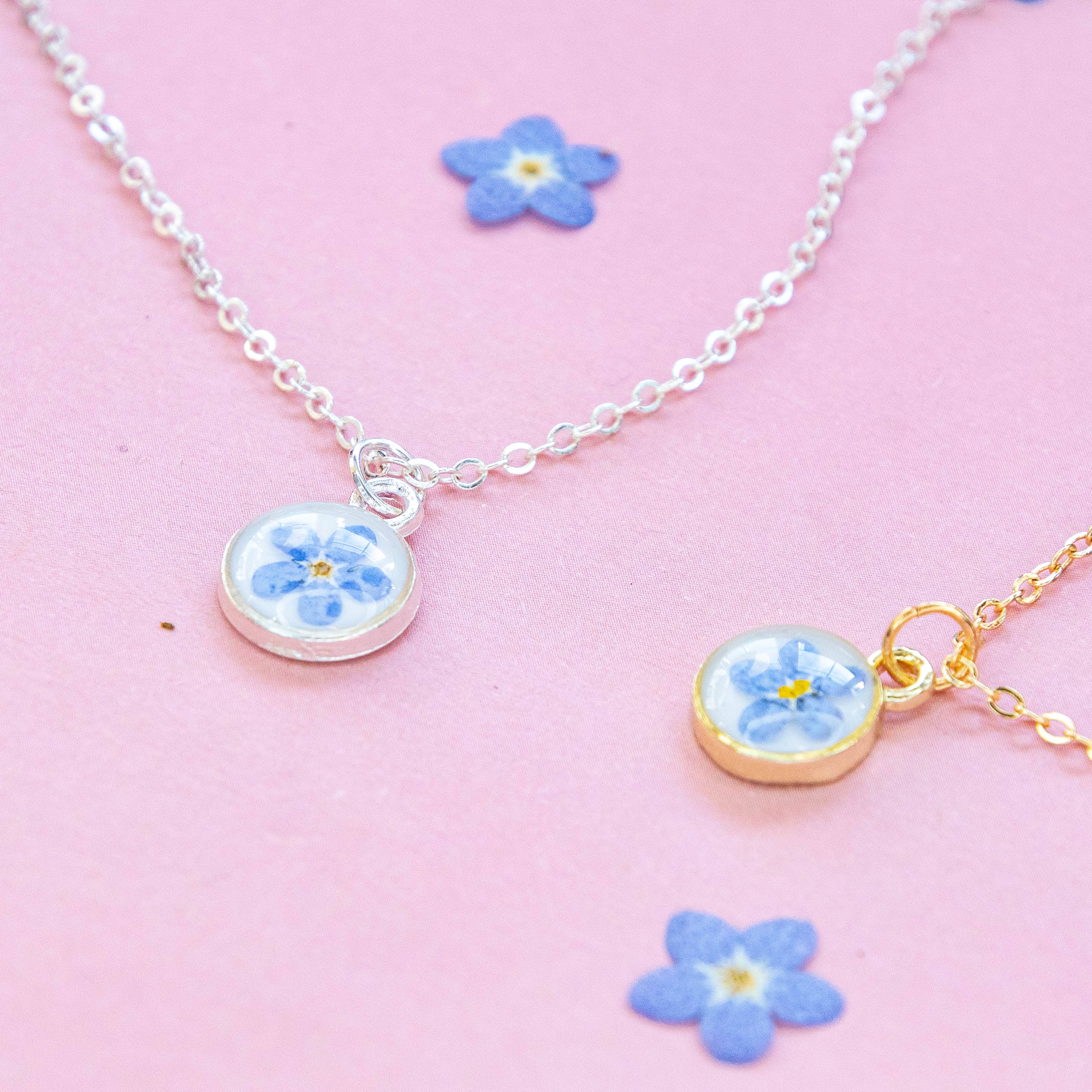 Allie and Posie – wholesale Pendant/charm necklace – EVA Necklace with dried forget me not in clear UV resin1