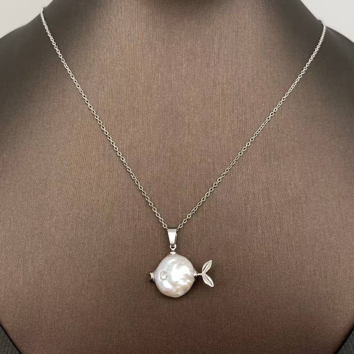 Mio Queena - Wholesale Pendant/Charm Necklace - Pearl Fish Charm Necklace
