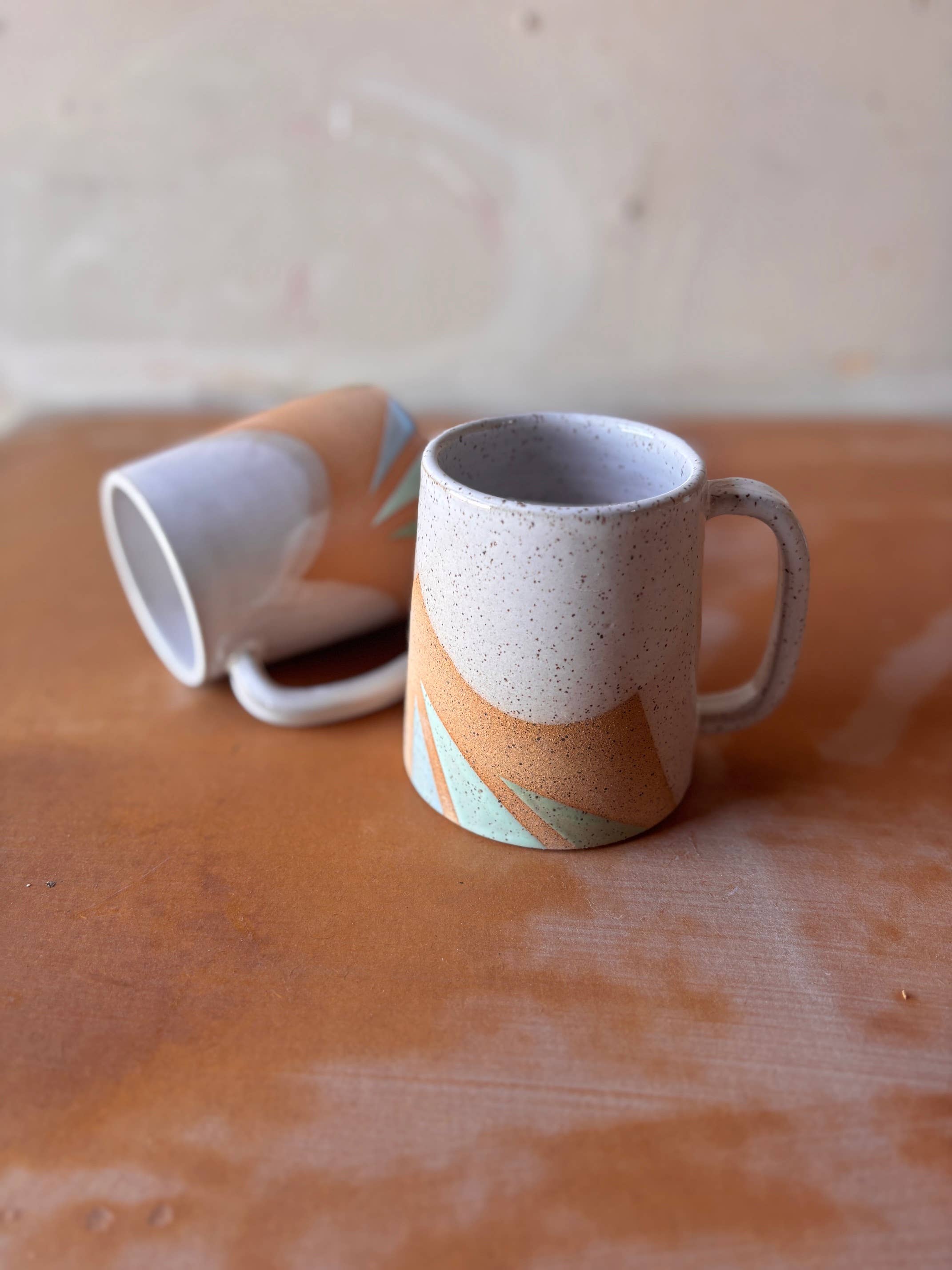 ROB Ceramics – wholesale Kaffekoppar – Handgjord keramikmugg med geometriskt triangelmotiv8