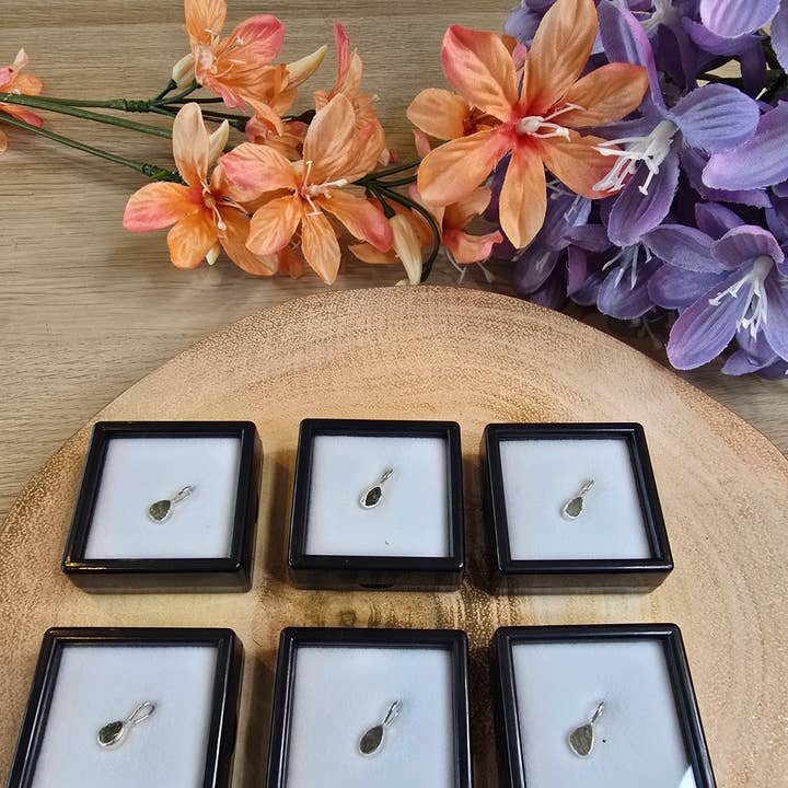 Mini Moldavit Hängsmycke i Sterling Silver Endast - 2 för wholesale av Crystal Cove Minerals