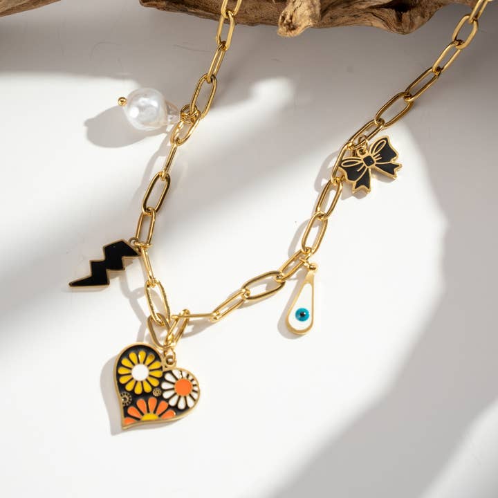 Collar dorado con dijes gráficos corazón floreado ojo relámpago y otras tendencias de Resultados para cerrojos al por mayor. Devoluciones gratuitas y condiciones de pago a 60 días en Faire en Faire.