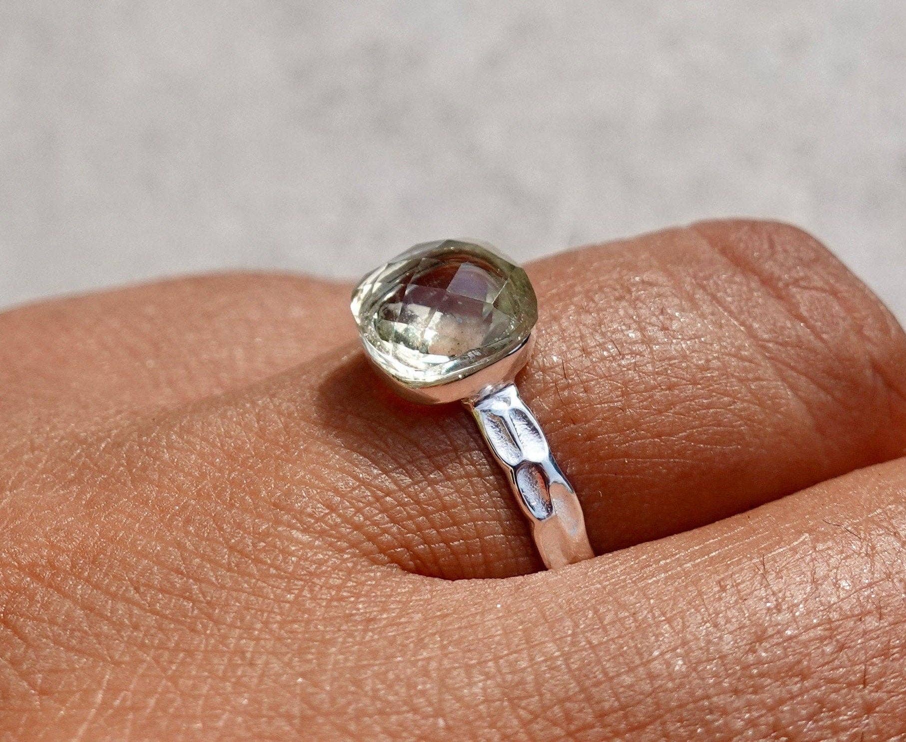 Mistry Gems – wholesale Single stone/solitaire ring – Square Checker Cut Green Amethyst Ring |  Hammered 925 Silver, R185GA4