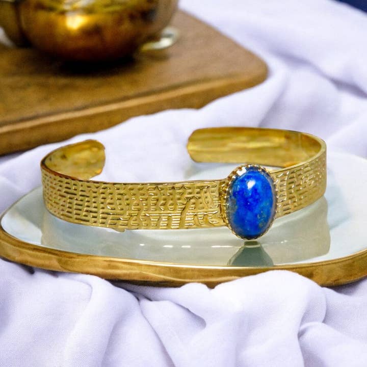 Justerbart "LILIANE" armbånd i guldbelagt stål med naturlig Lapis Lazuli for engroshandel hos TOURMALYN