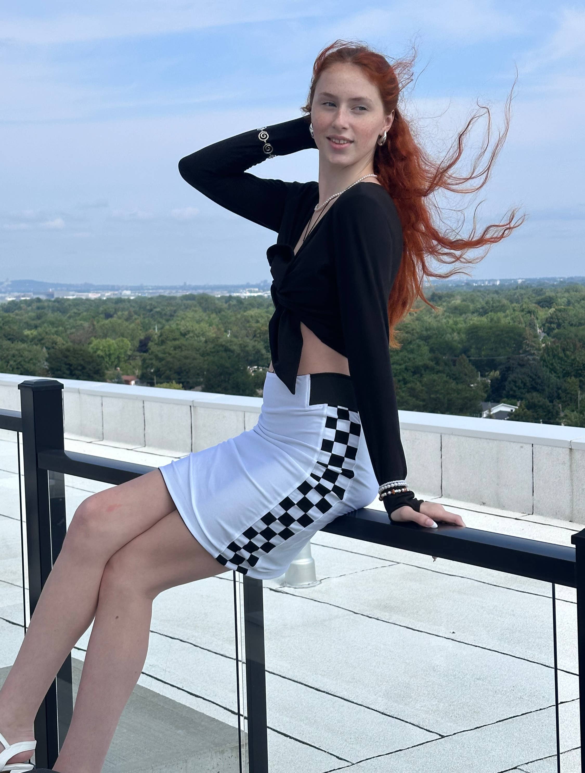 Fever1 Fashion – Engroshandel Nederdel - Dame – Vendbar sort/hvid kort nederdel med ternede sider10