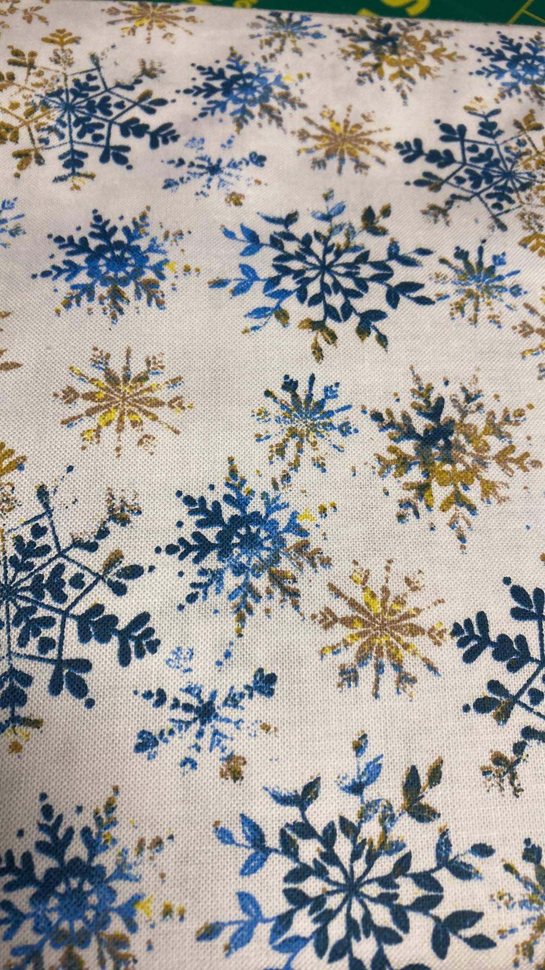 Jo's Pet Treats & Bandanas by Abab Enterprises, LLC - Vente Bandana – chien - Bandana d'hiver pour chien à nouer en forme de flocon de neige, prêt à être vendu au détail2