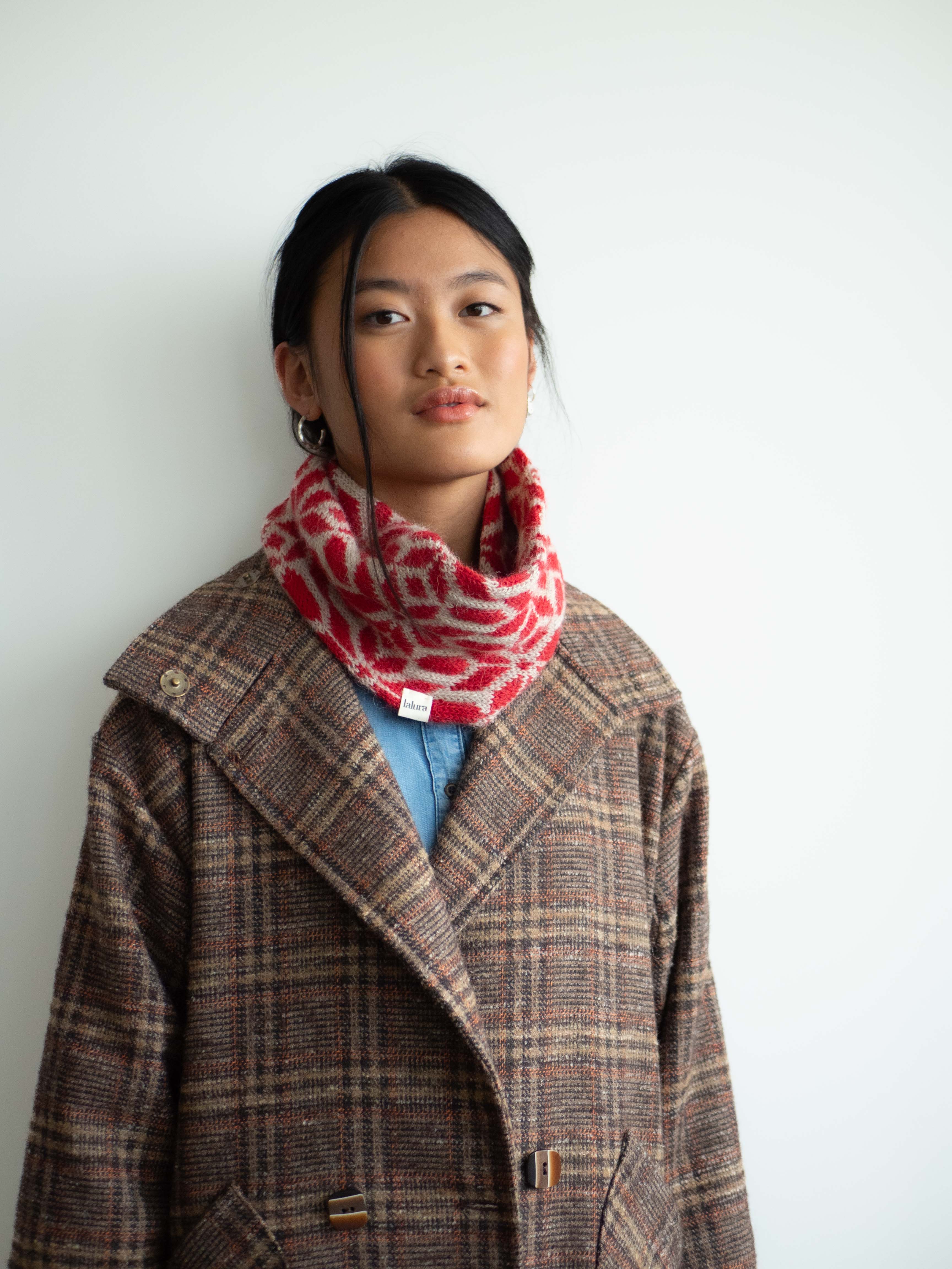 Lalura - Wholesale Scarf - Women's - Tessellated stars neck red3