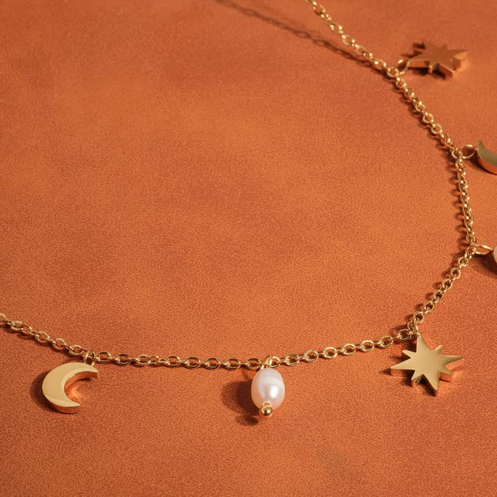 Oro Giallo Amaury Collana Girocollo Luna e Stella in Oro 18K con Perle Antiossidanti in vendita all'ingrosso su Faire2