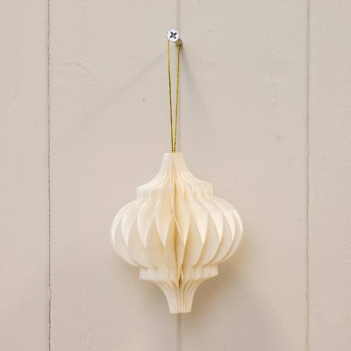 Sæt med 3 offwhite snurretop-julekugler for engroshandel hos Satchville