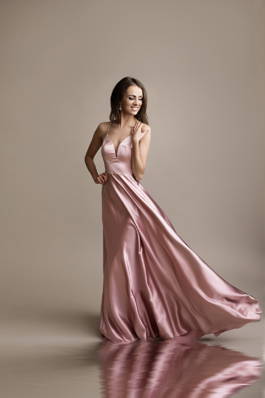 Eva & Lola - Epsilonn – Engroshandel Aftenkjole - Dame – Lang flydende satin kjole med åben ryg - HM218822