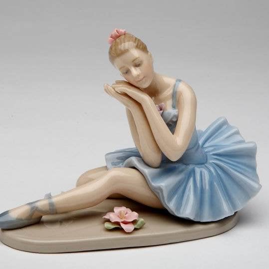 Figurine ballerine en porcelaine rêvant en robe bleue pour la vente par Nutcracker Ballet Gifts