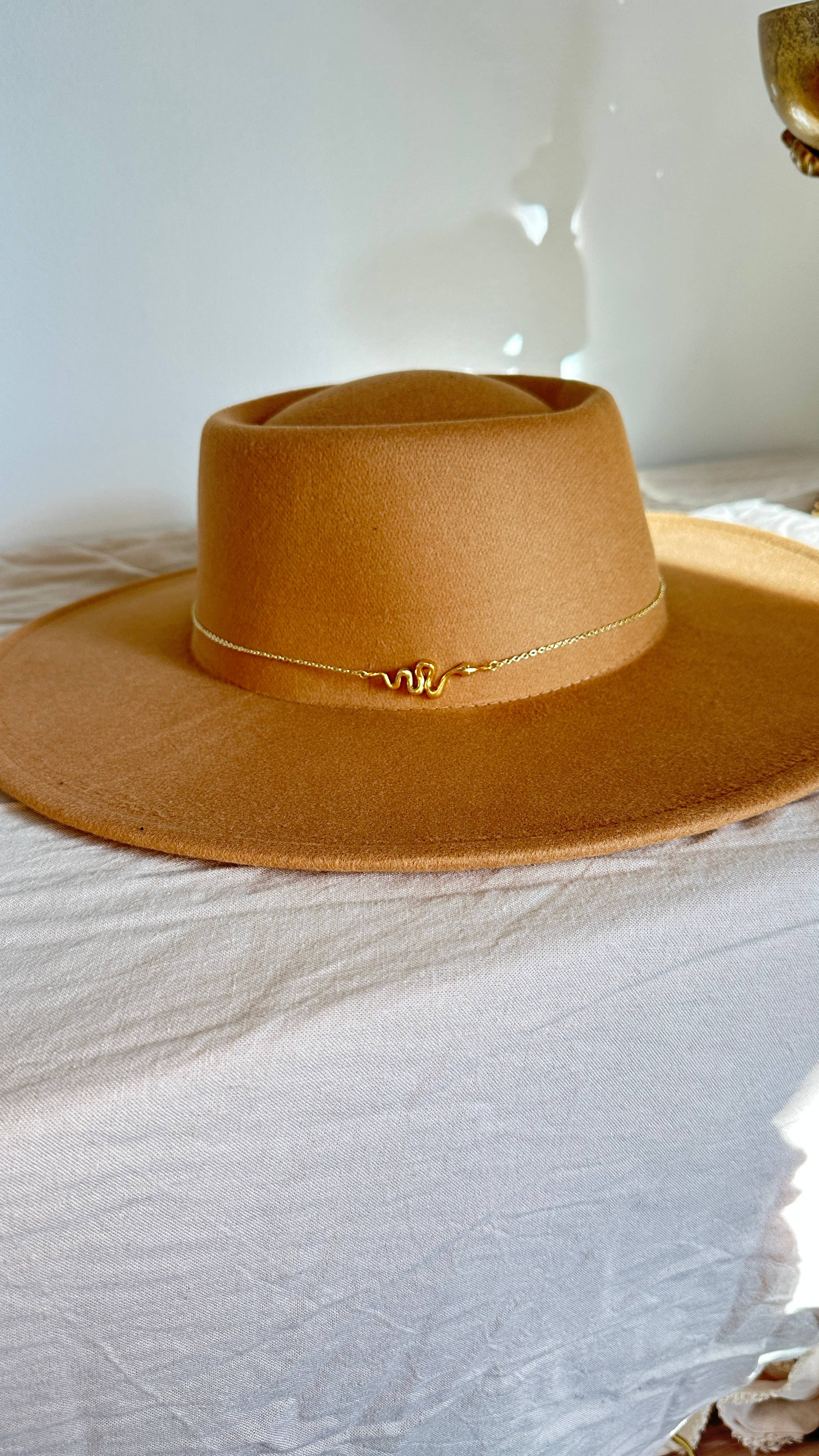 Ombra & Luce - Wholesale Hat Accessory - Women's - Dainty hat chain 24k gold plated with snake charm, desert2