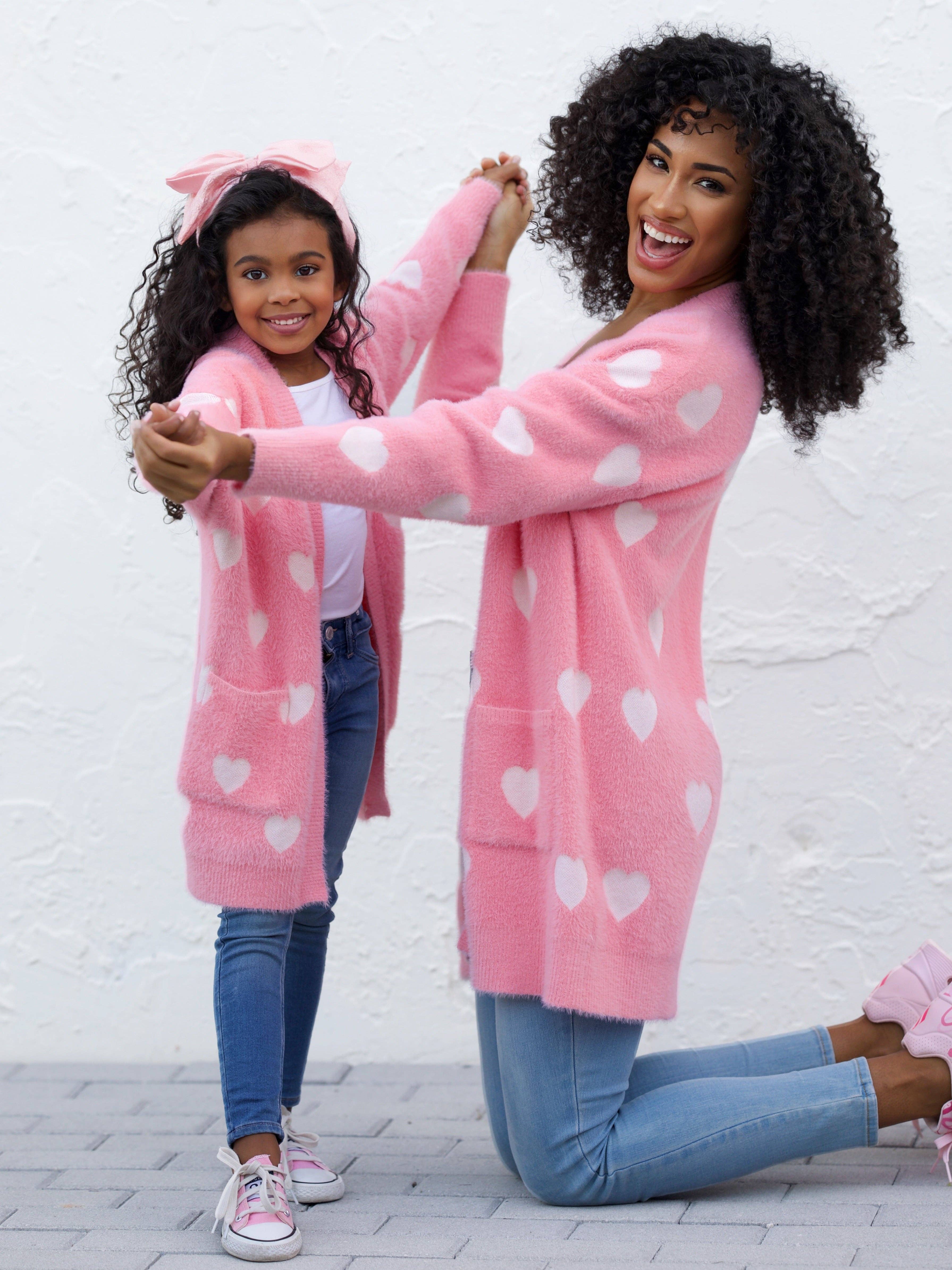 Rosa Cardigan oversize con cuori Mommy and Me Fuzzy All Over in vendita all'ingrosso su Faire3