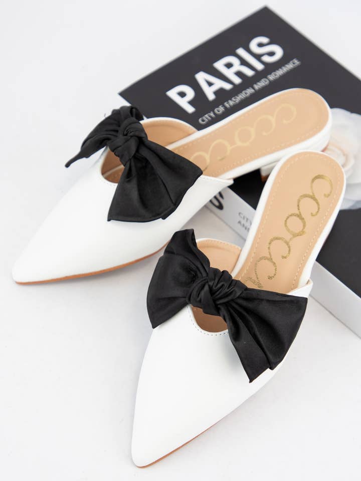 VECKOERBJUDANDE SATINROSETTDEKOR SPETSIG TÅ SLIP-ON MULE för wholesale av CCOCCI