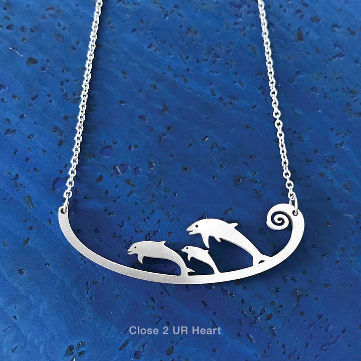 Collier dauphins en acier inoxydable pour la vente par Close 2 UR Heart