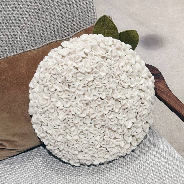 Hortensia kussen in vilt – Ethische en ambachtelijke creatie New Heidi voor wholesale door New Heidi