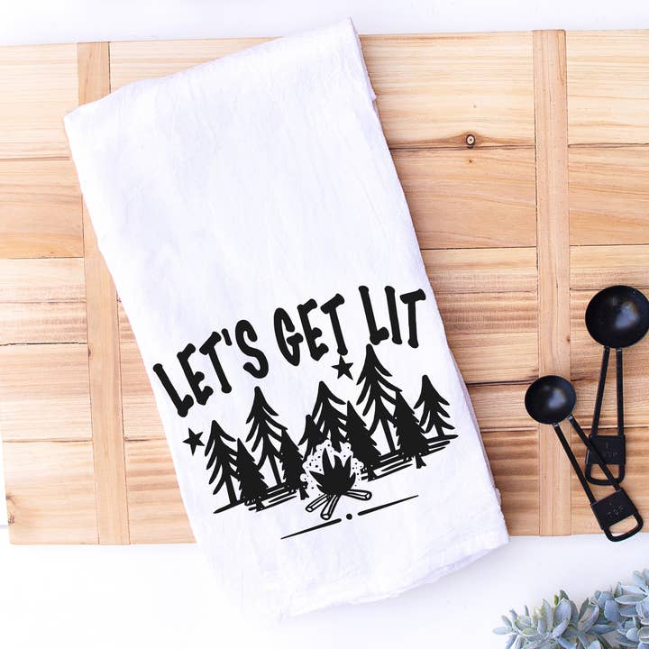 Let's Get Lit, kampvuurwoordspelingen, keuken- en theedoek voor wholesale door Designing Moments