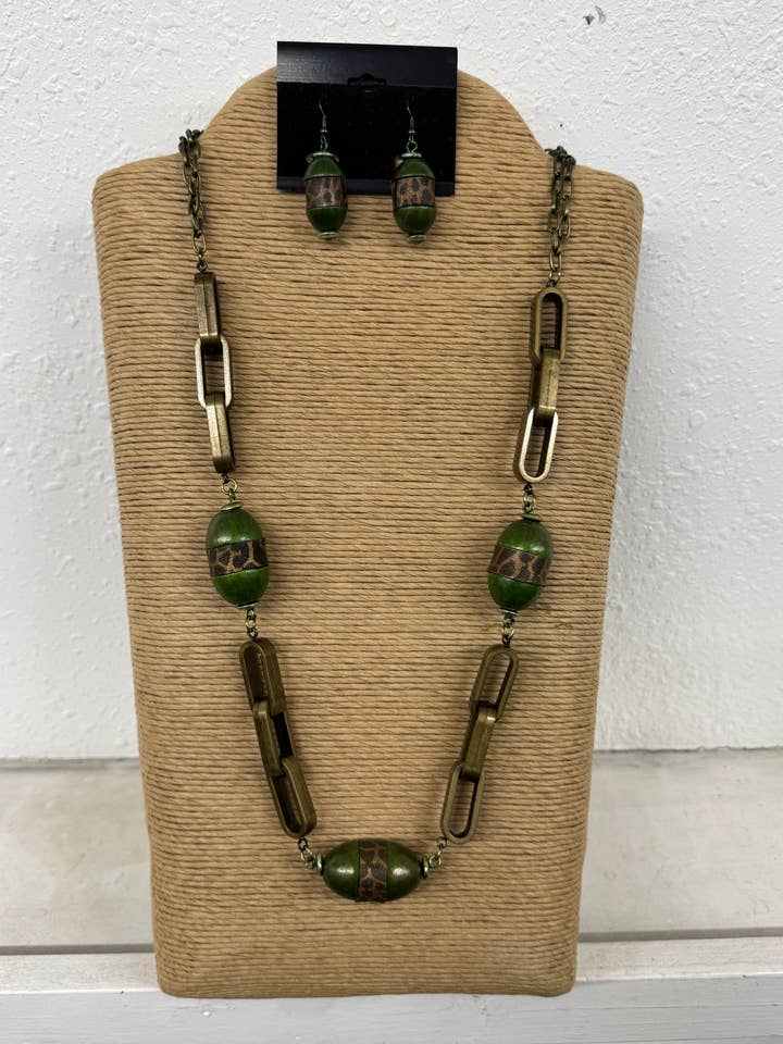 2 FIOS CORRENTE VERDE-OLIVA COM ELOS E PRATO OVAL DE MADEIRA por atacado de International Duru's