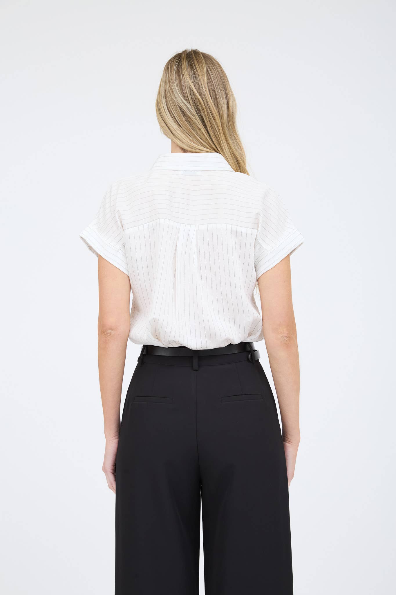 The Workshop Studio - Venta al por mayor Blusa - Mujer - CAMISA DE MANGA CORTA CON CUELLO A RAYAS FINAS1