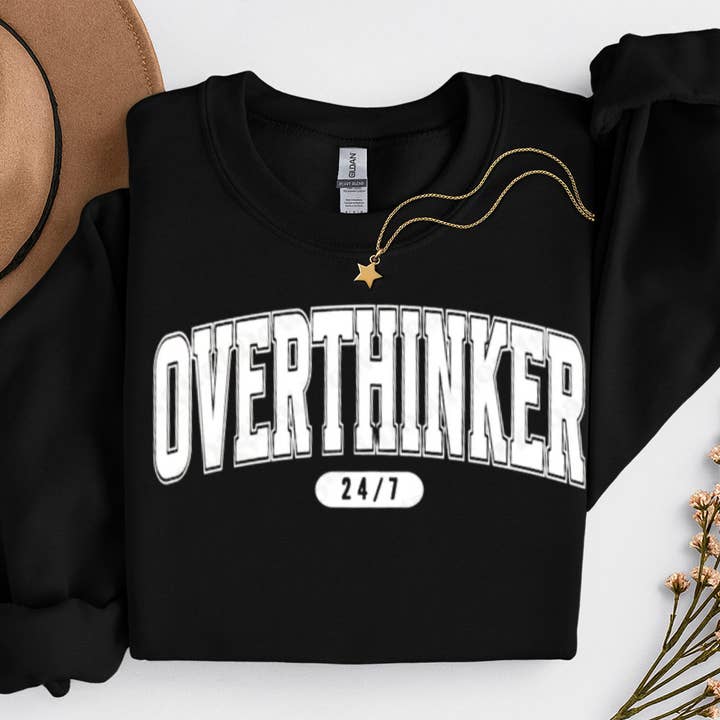 Overthinker 24/7 Grafisk Sweater for engroshandel hos Sam & Seb Co.