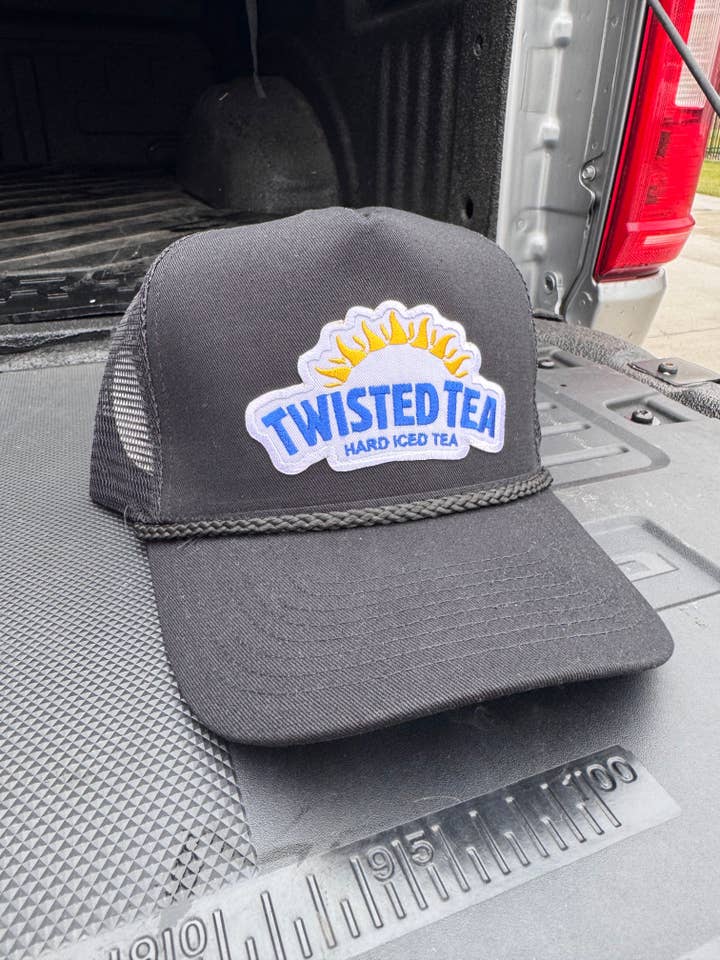 Twisted Tea Black Trucker pour la vente par River Bent Hat Co.