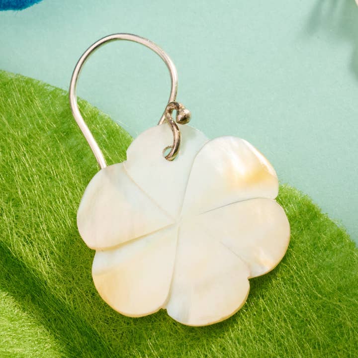 Boucles d'oreilles Seroja Nacre pour la vente par Ten Thousand Villages