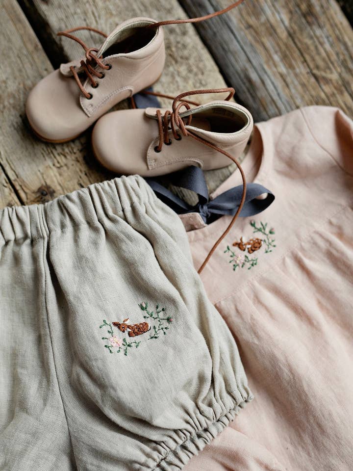 allthebeautifullinen – Großhandel Shorts – Kinder – Sandfarbene Unisex-Leinenblüher für Kinder0