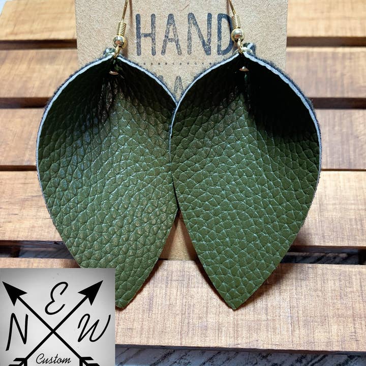 N.E.W. Custom Creations Co LLC - Venta al por mayor Pendientes colgantes - «Maggie» Nuestros pendientes de cuero vegano verde militar de hoja pellizcada