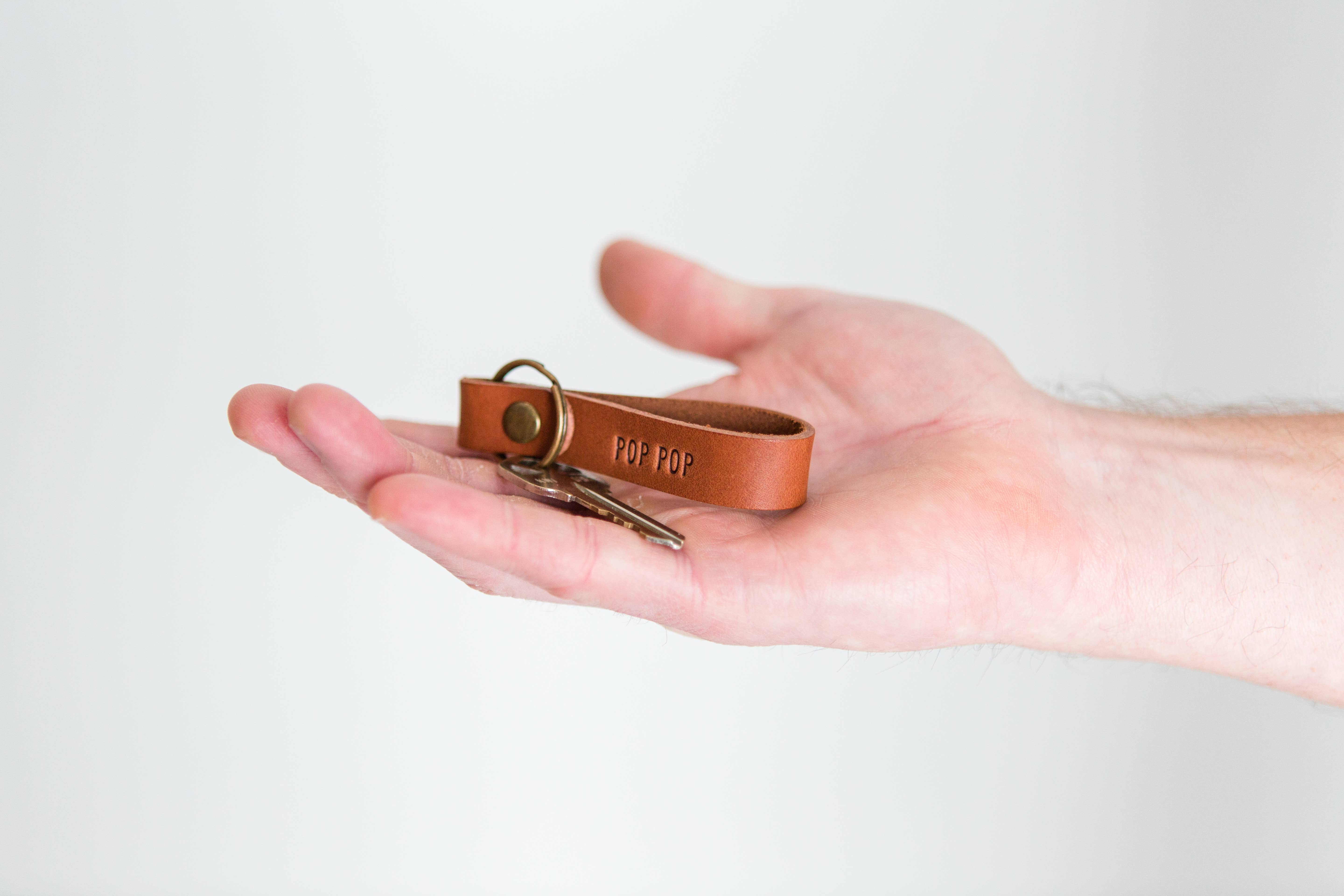 Moccaberry - Venta al por mayor Llavero - Unisex - Llavero de cuero para el Día del Padre con texto personalizado Pop Pop2