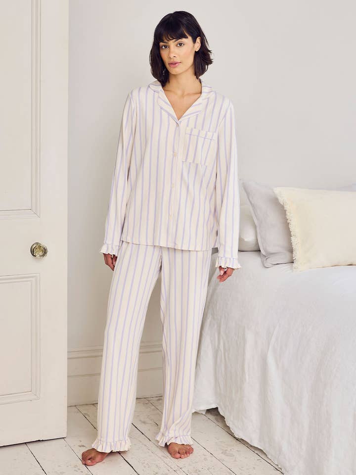 Pyjamaset i ekologisk bomull med lila ränder och volanger för wholesale av Chelsea Peers