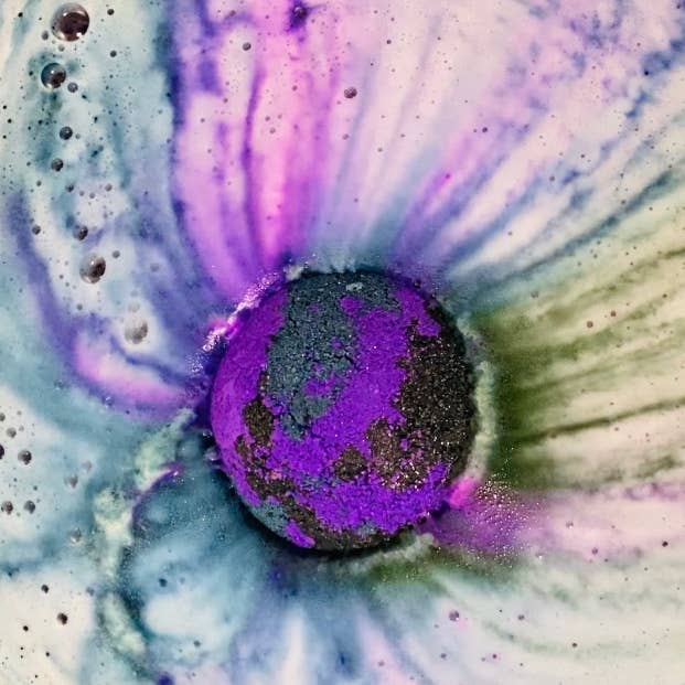 Heavenly Bubbles – wholesale Bath bomb/fizz – Handmade Galaxy Large XL Sphere Blackcurrant Bath Bomb2