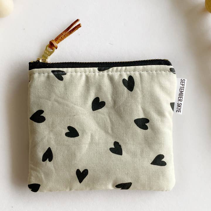 Petite pochette carrée en coeurs noirs et blancs - Saint-Valentin pour la vente par September Skye Bags & Accessories