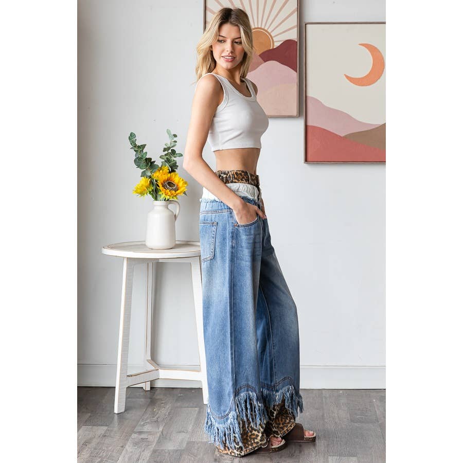DENIM/LEOPARD TVÄTTADE JEANS MED DUBBEL MIDJA OCH FRANSIG FÅLL för wholesale på Faire4