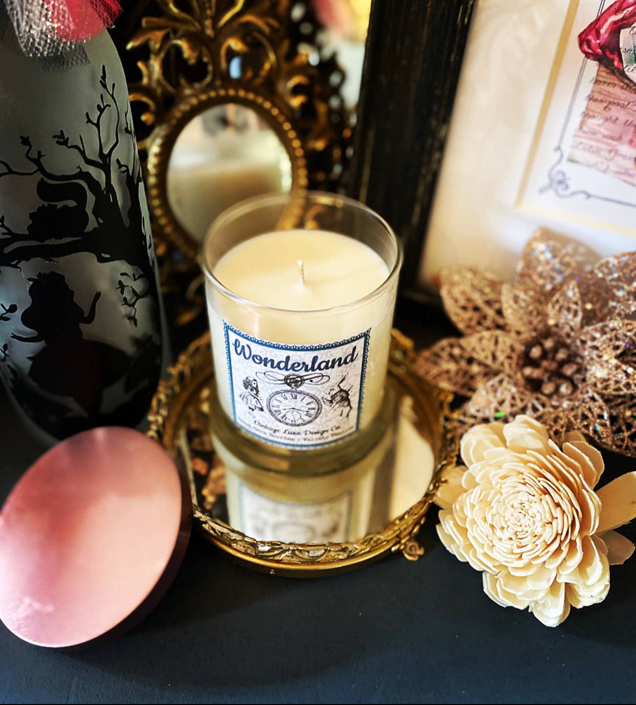 Vintage Luxe Design Co. – wholesale Burkljus – Alice Wonderland 10 Oz Soja vaxljus Whimsy Berry Vanilj2