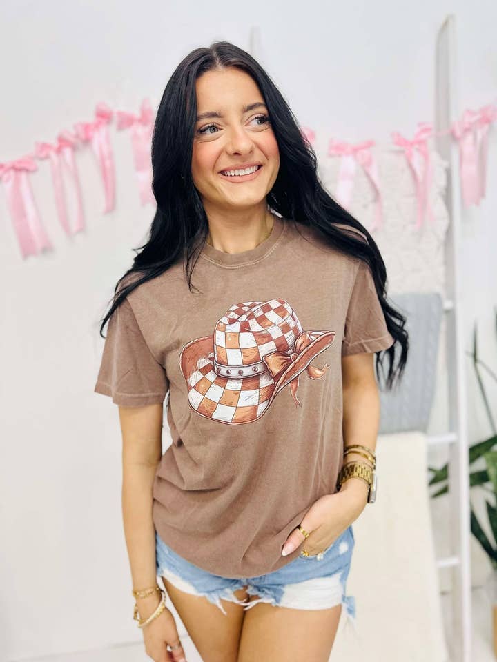 Ternet cowboyhat med sløjfe DTF T-shirt for engroshandel hos Dash Forward Wholesale