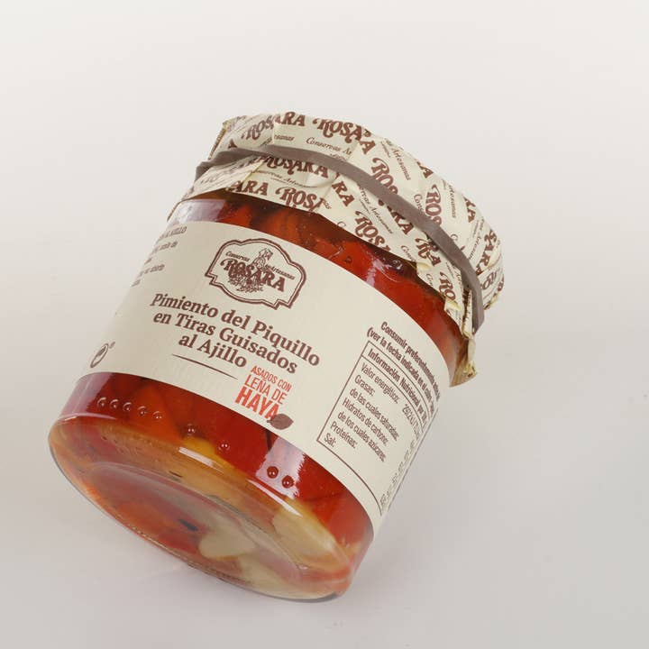 PIQUILLO PEPPAR I REMSOR STUVADE MED VITLÖKSBURK för wholesale av Conservas Rosara