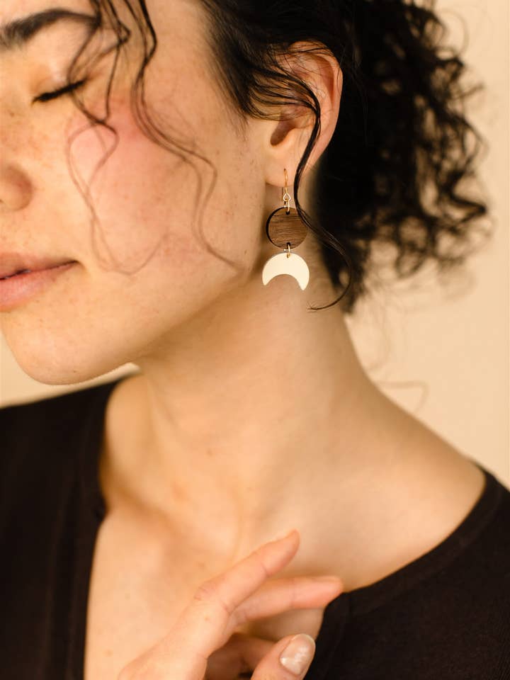 Cream läder Moon & valnöt trä cirkel Dingla Örhängen för wholesale av Whitebirch Handmade Goods