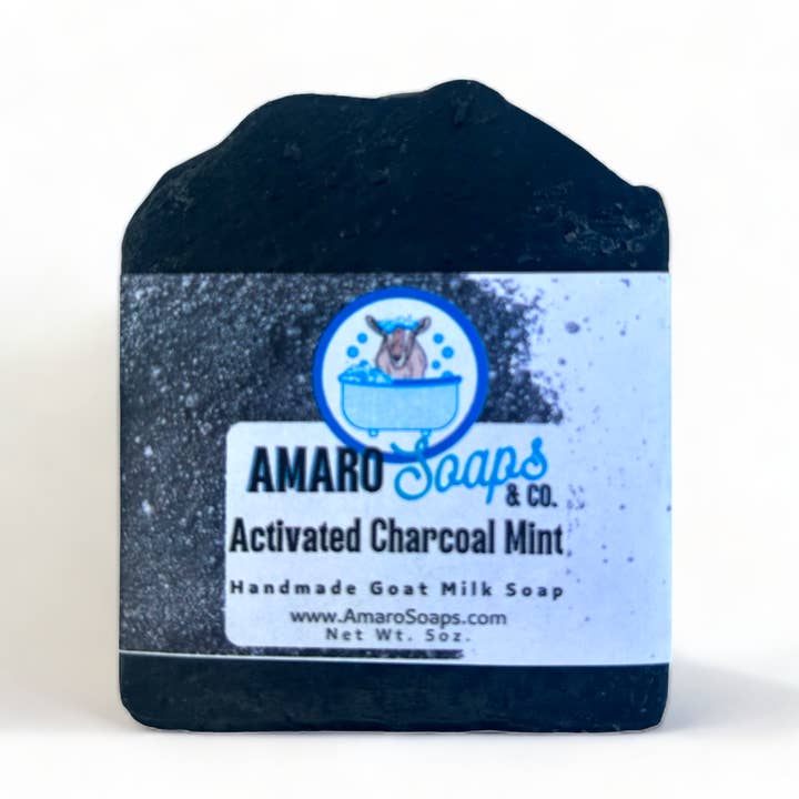 Savon au charbon actif et à la menthe pour la vente par Amaro Soaps & Co.