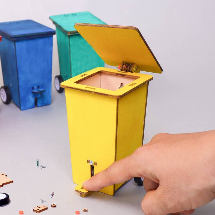 Construisez et peignez des mini-poubelles (ensemble de 2) – Décoration de bureau amusante pour la vente par Kitsville
