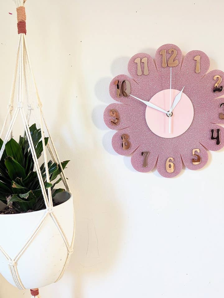 Reloj de pared Blush Glitter Daisy para venta al por mayor de Shelfish Modern