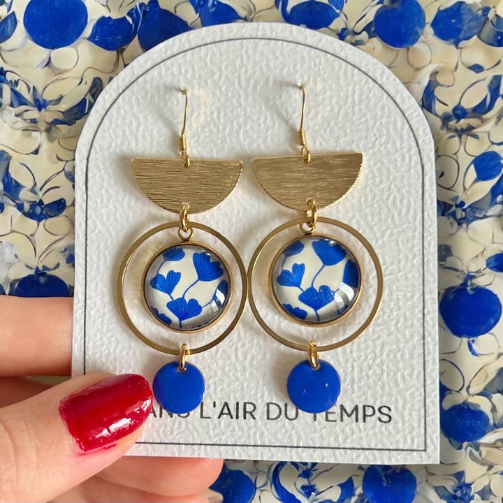 Orecchini a foglia di ginkgo blu con finitura dorata per la vendita all'ingrosso da parte di Dans l'Air du Temps Bijoux