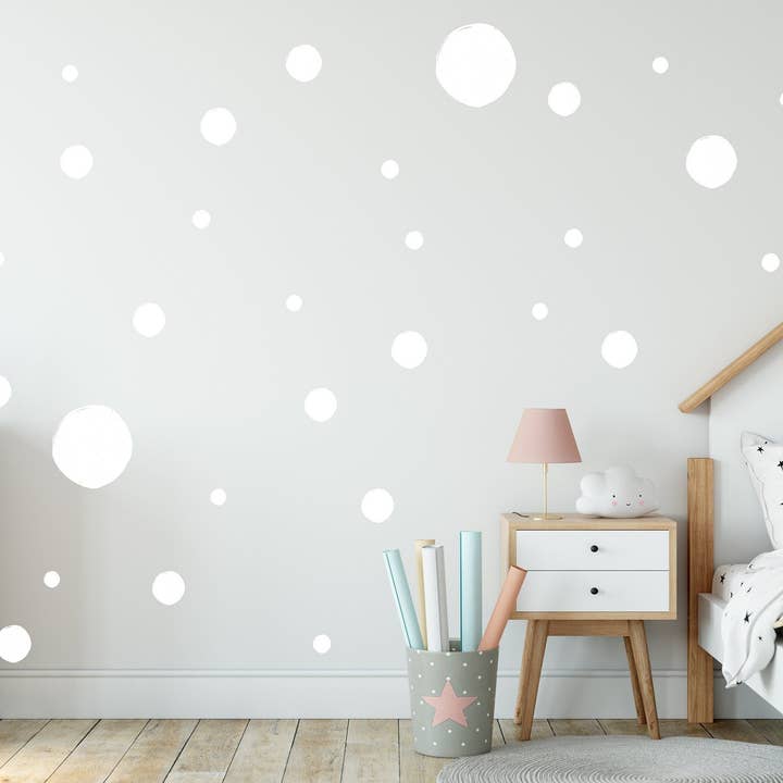 Autocollants muraux à pois blancs pour chambre d'enfant, autocollant mural à pois blancs irréguliers, pour salle de jeux, autocollant mural blanc à pois blancs pour la vente par Hello Beautiful Designs