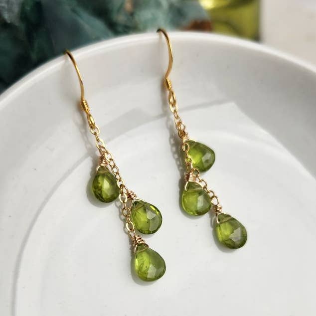 Boucles d'oreilles en or à chaîne triple verticale avec péridot pour la vente par Edgy Petal Jewelry