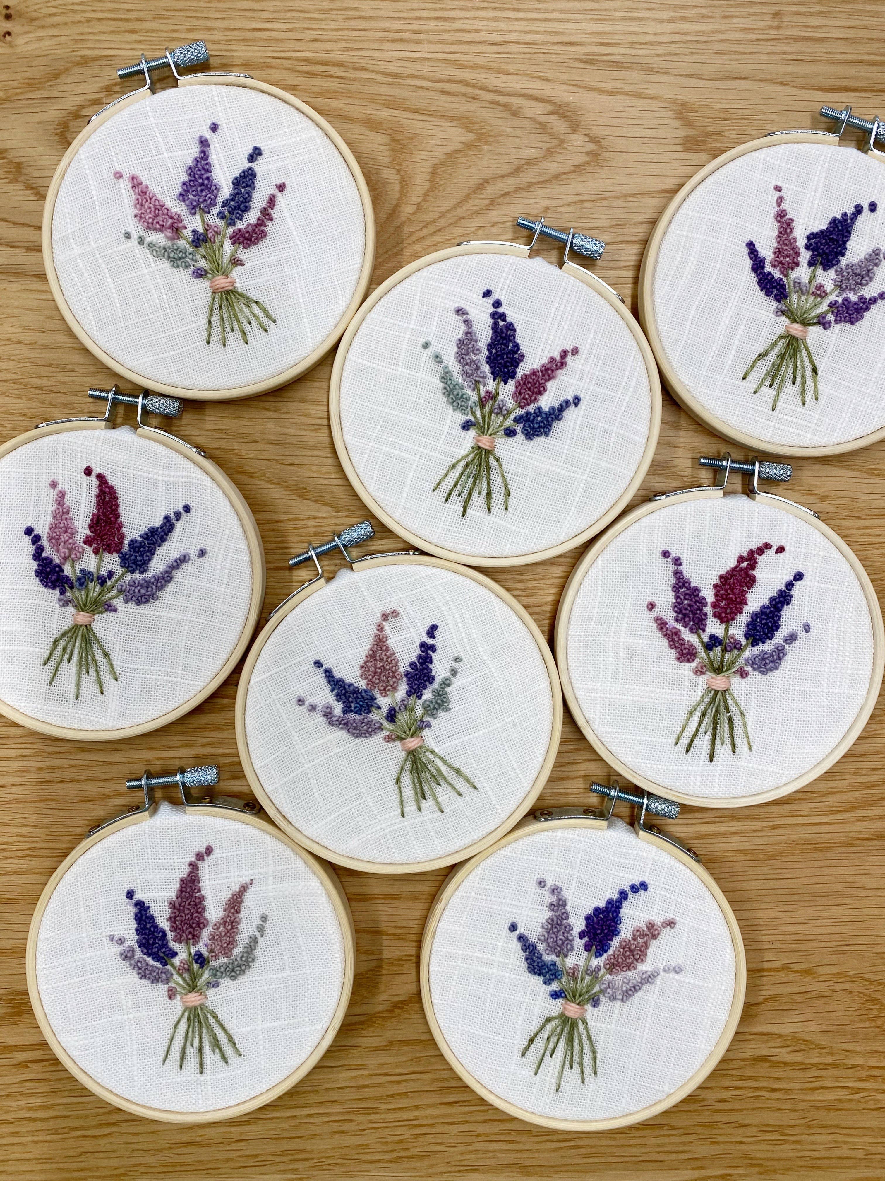 Islay's Terrace – wholesale Material för broderi/korsstygn – Lavendel/lila bukett 4" broderi - handsydd3