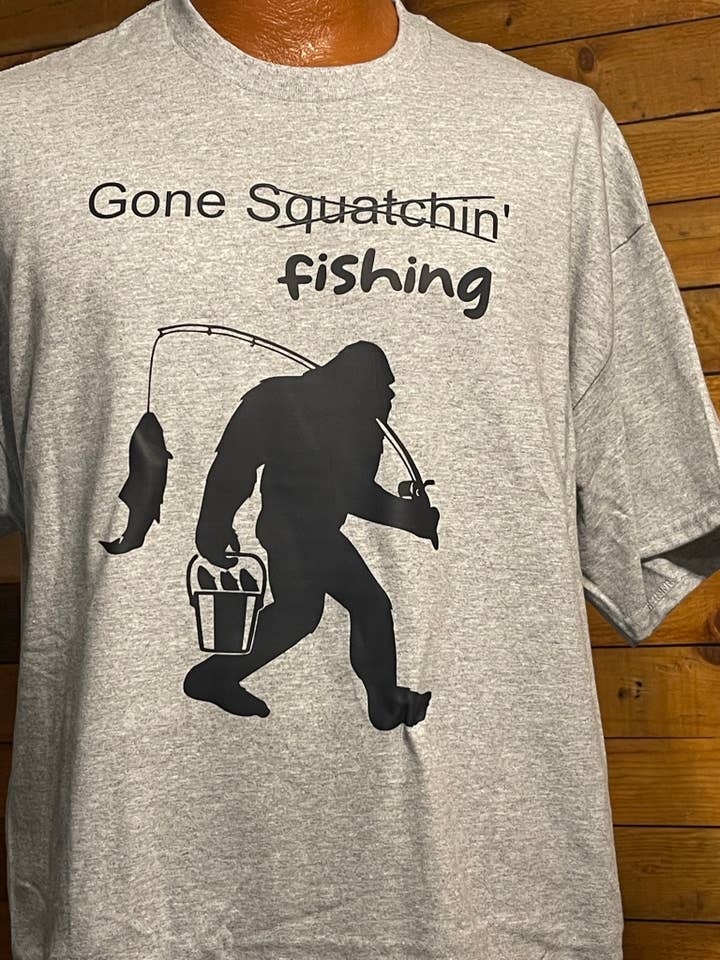 Bigfoot Gone Squatchin' Fishing t-shirt (grå) för wholesale av Squatchin’ Country